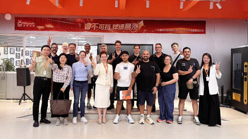 Australian delegation touring the Reyeah factory